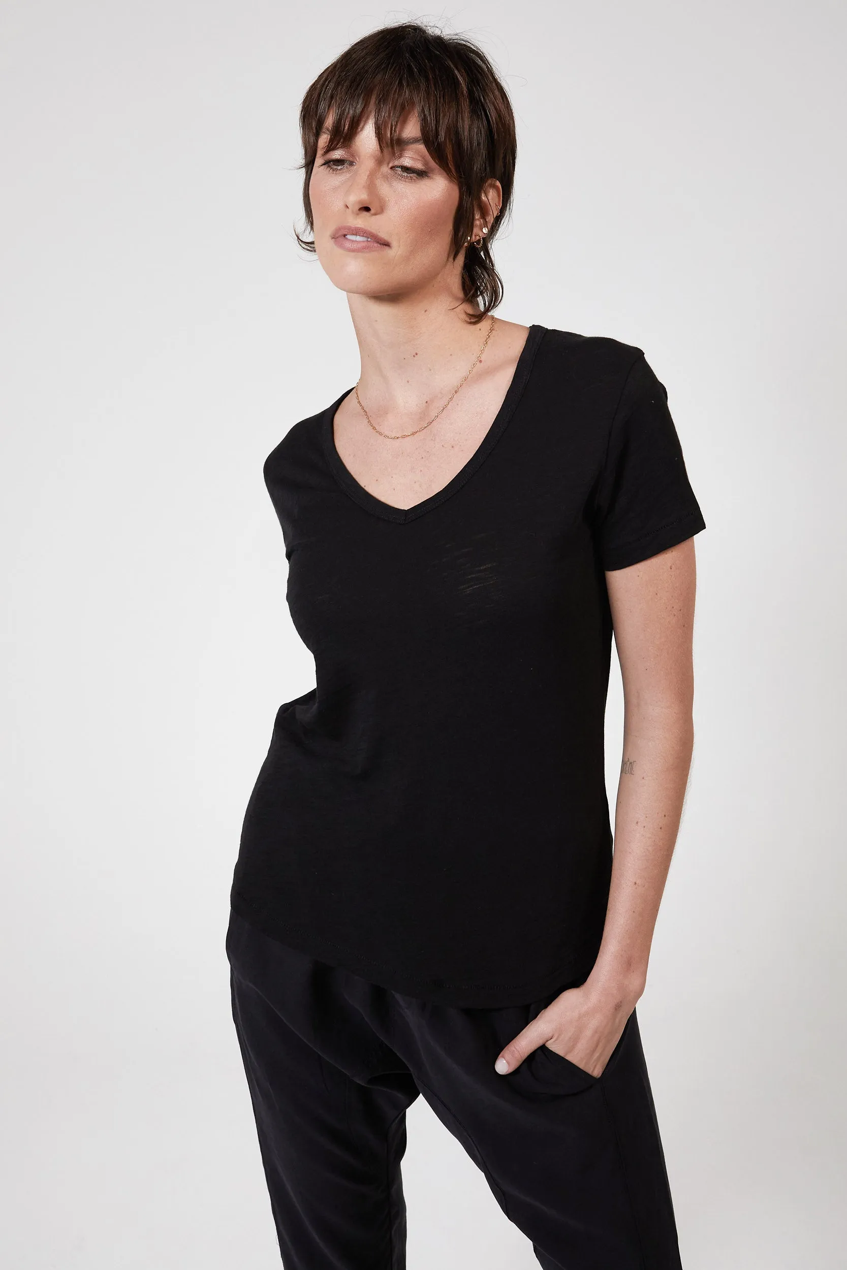 BLAKE SLUB V-NECK - BLACK